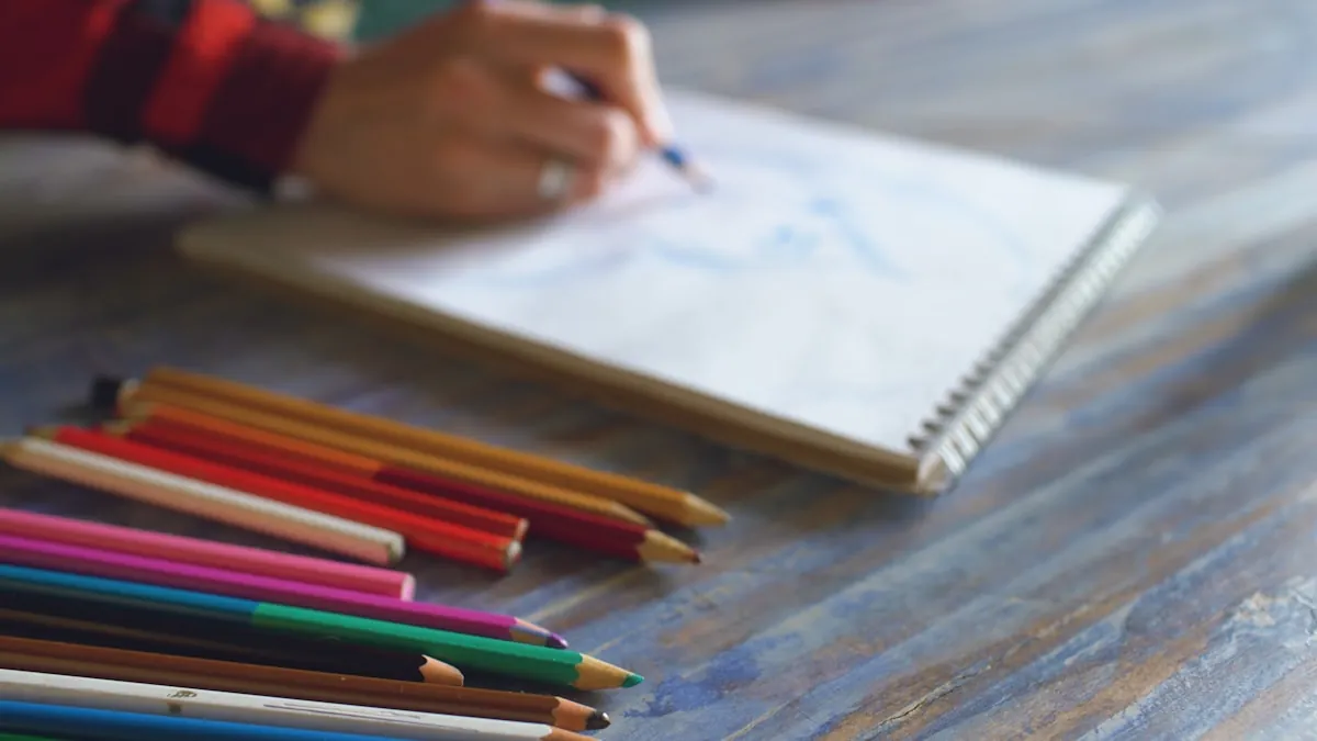 Crayons de dessin posés sur un carnet de croquis ouvert