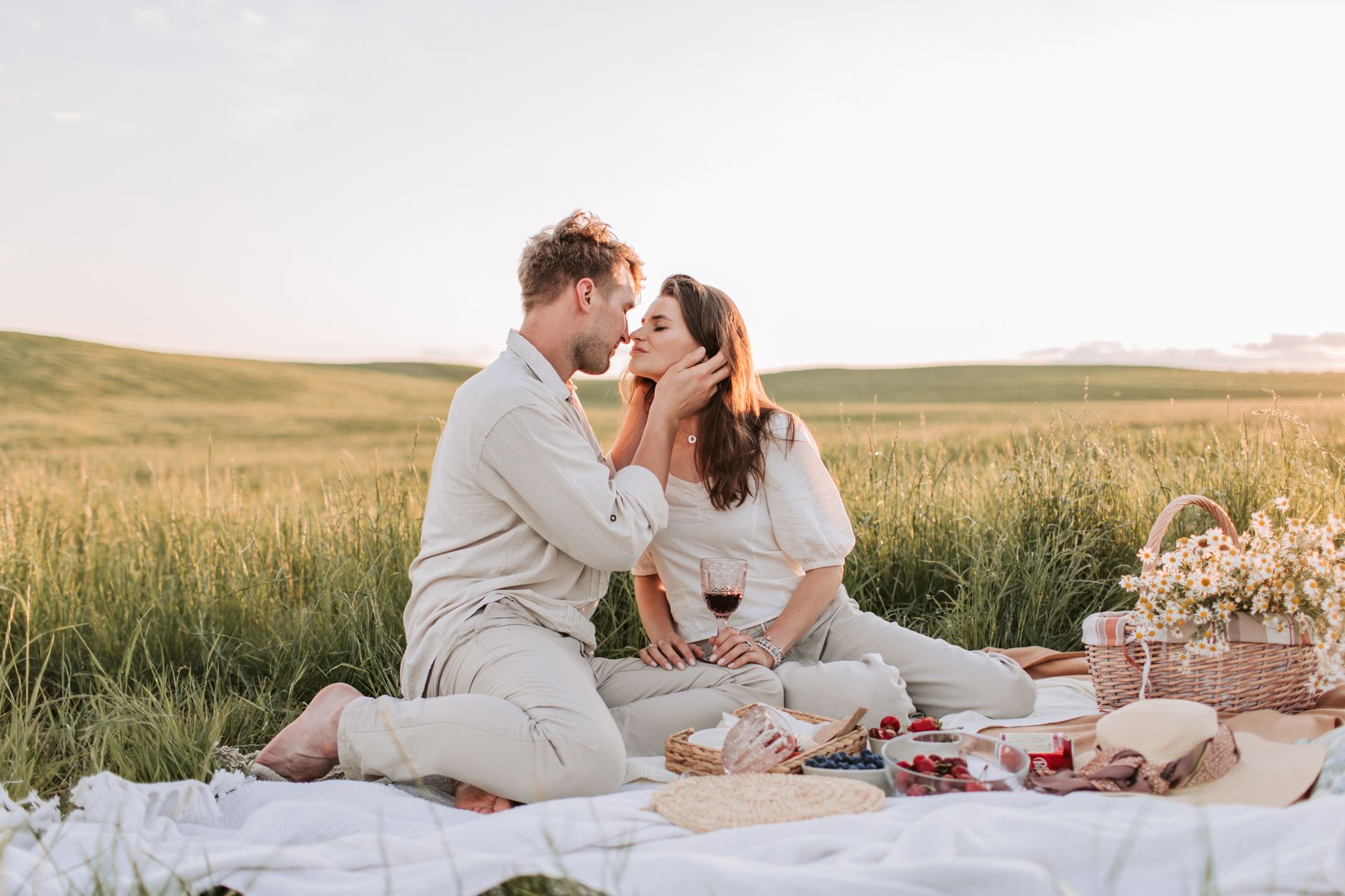 Activité pour la Saint-Valentin idées — couple romantique pique-nique fleurs