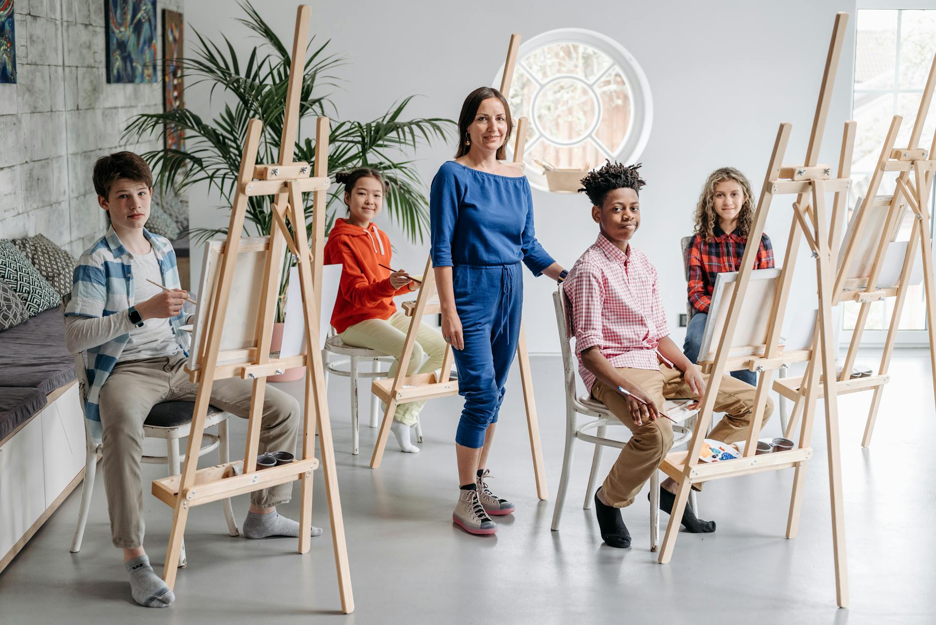Les disciplines majeures des beaux-arts : panorama et évolutions — étudiants en art dans un studio