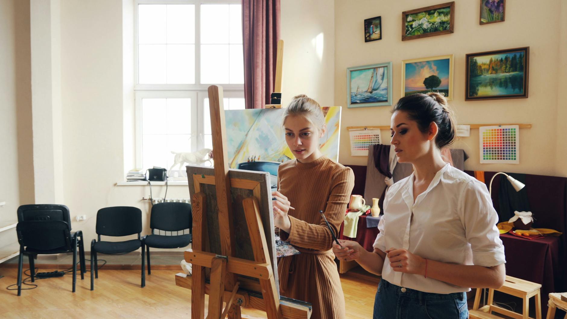 Beaux-arts disciplines, écoles et musées — étudiants en art dans un studio