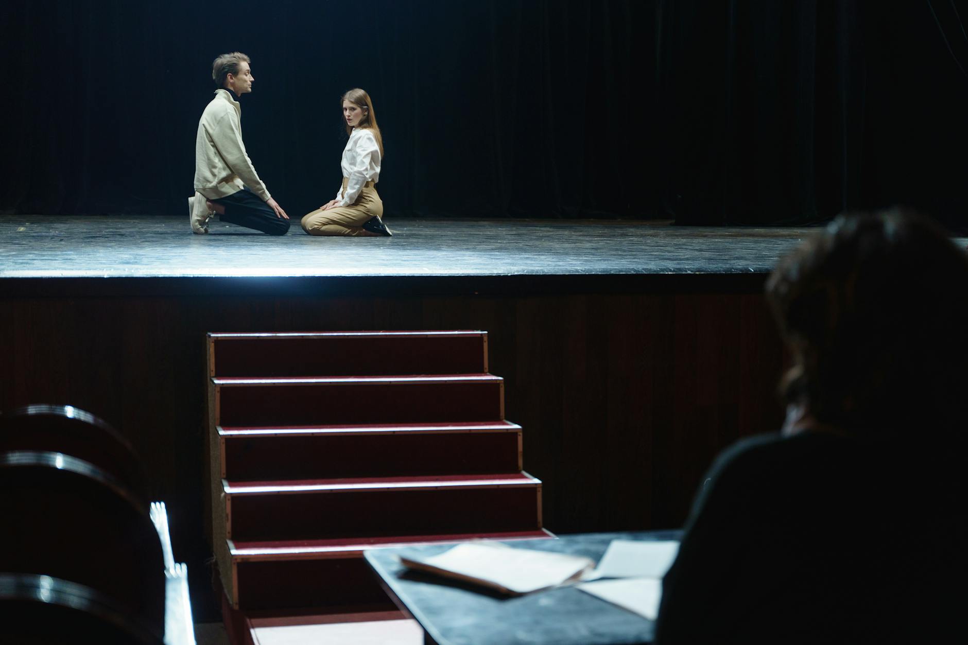 Définition du théâtre dans le théâtre et origines du procédé — scène de théâtre acteurs en performance