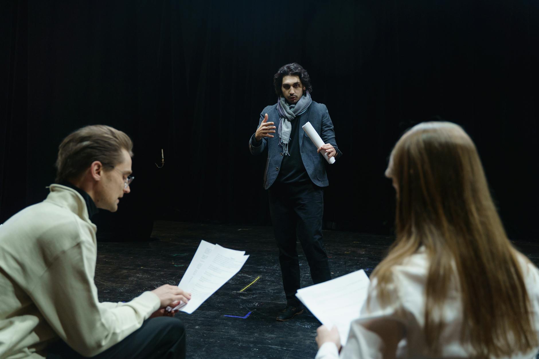 Qu’est-ce que le théâtre dans — scène de théâtre acteurs en performance