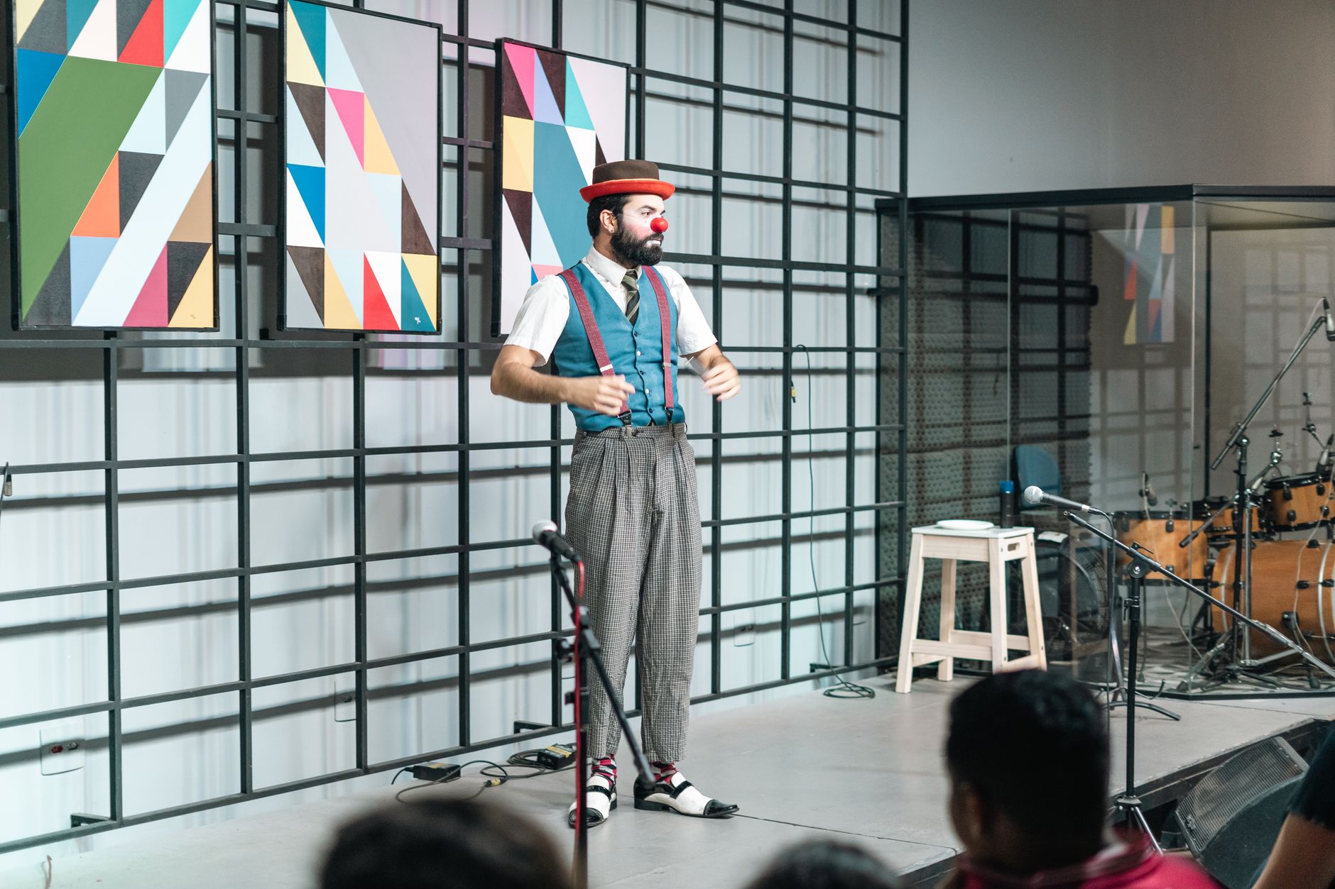 Booder et ses 20 ans de scène : retour sur un parcours marqué par la proximité avec le public — spectacle de comédie Booder sur scène