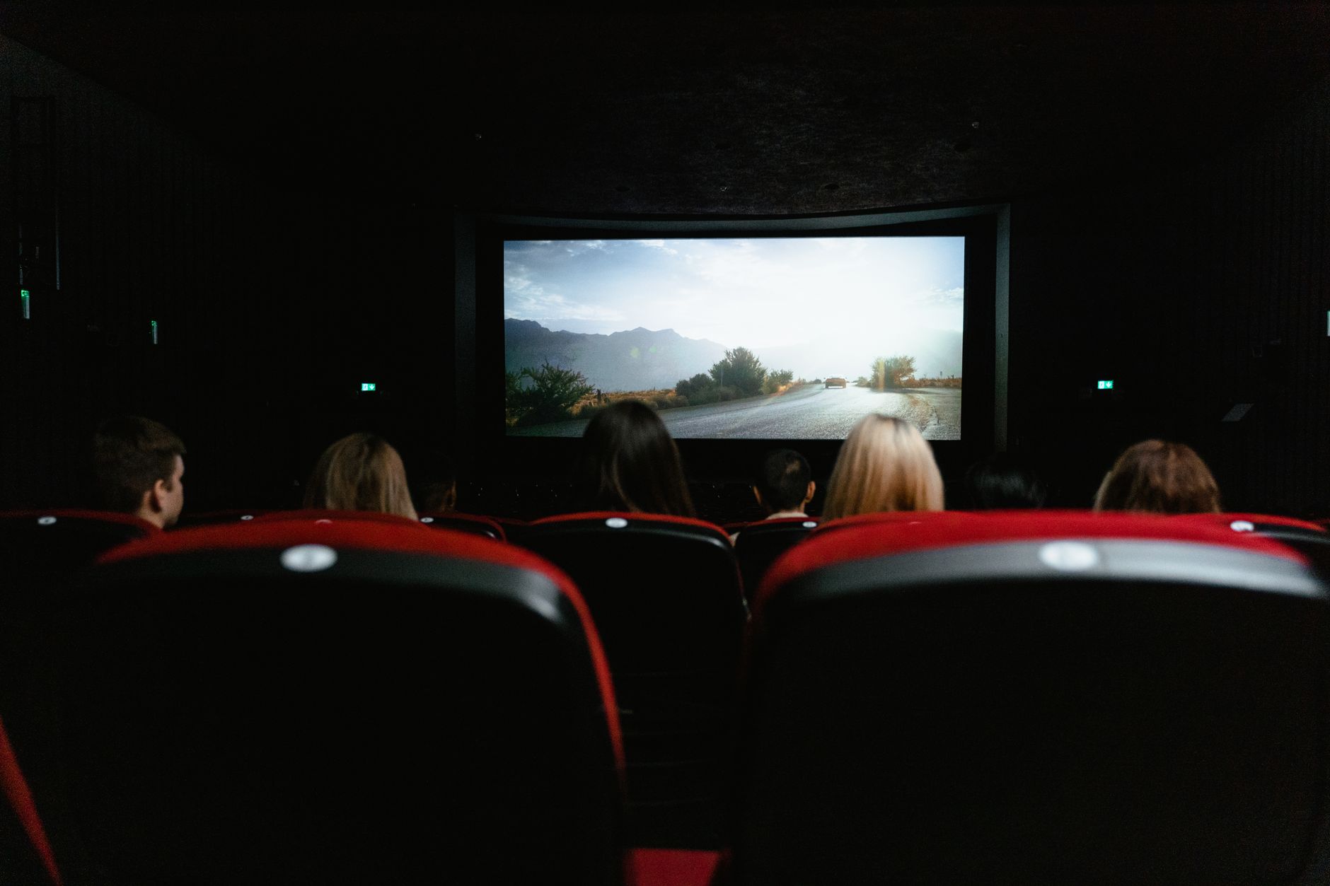 Programme du Cinéville Laval : diversité des films proposés et rythmes de renouvellement — intérieur de cinéma avec public