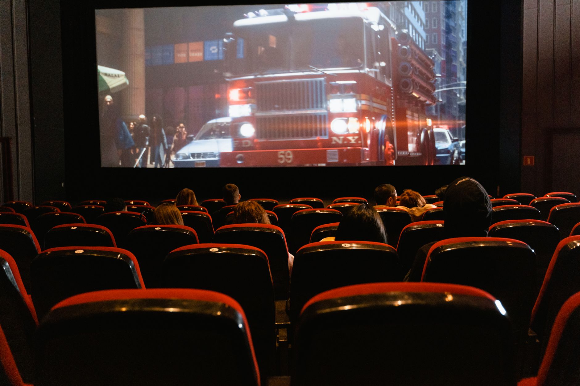 Cinéville à Laval programme, films — intérieur de cinéma avec public