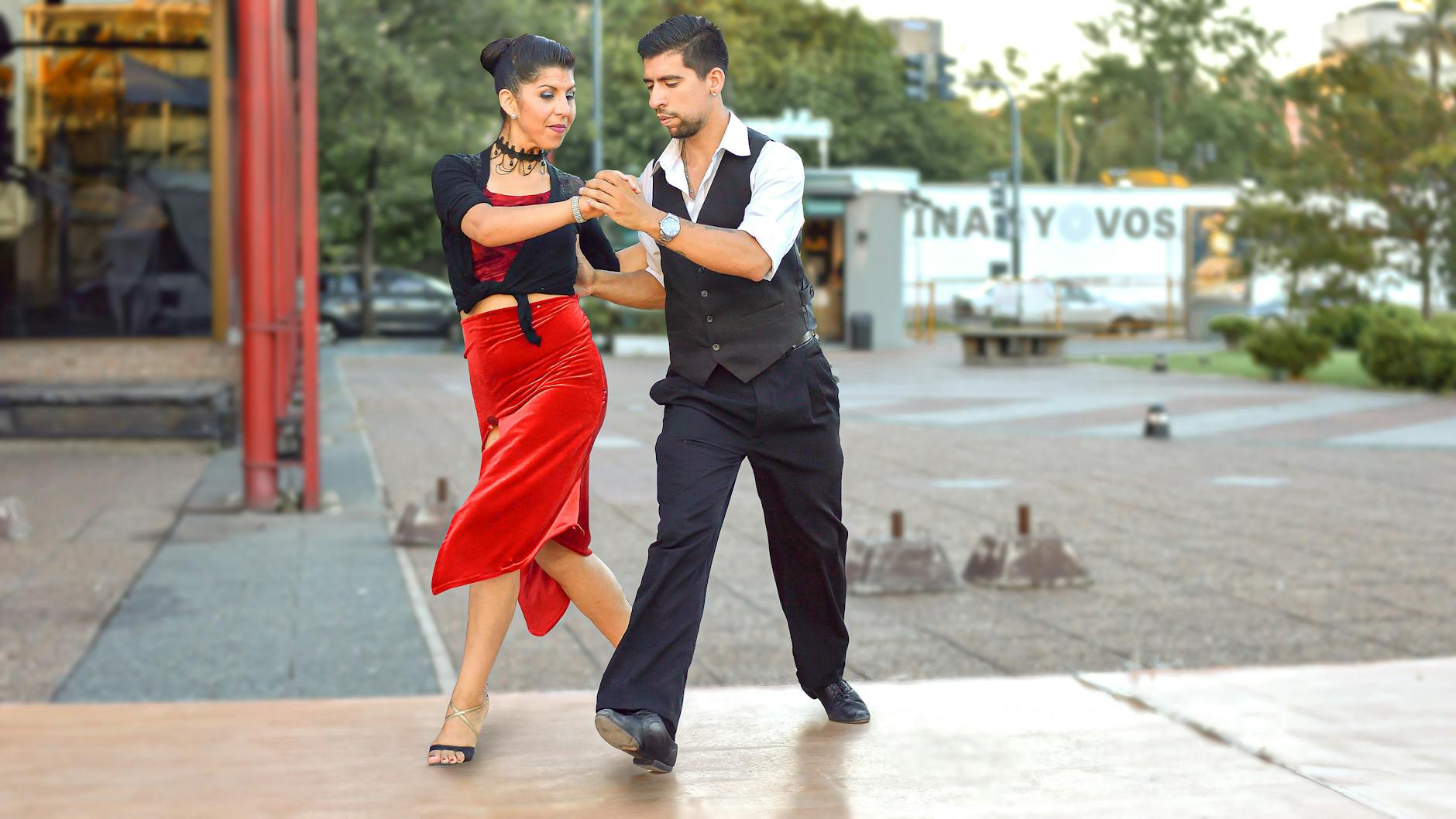 Quand commence-t-on réellement à « danser » le tango argentin ? — couple dansant tango argentin