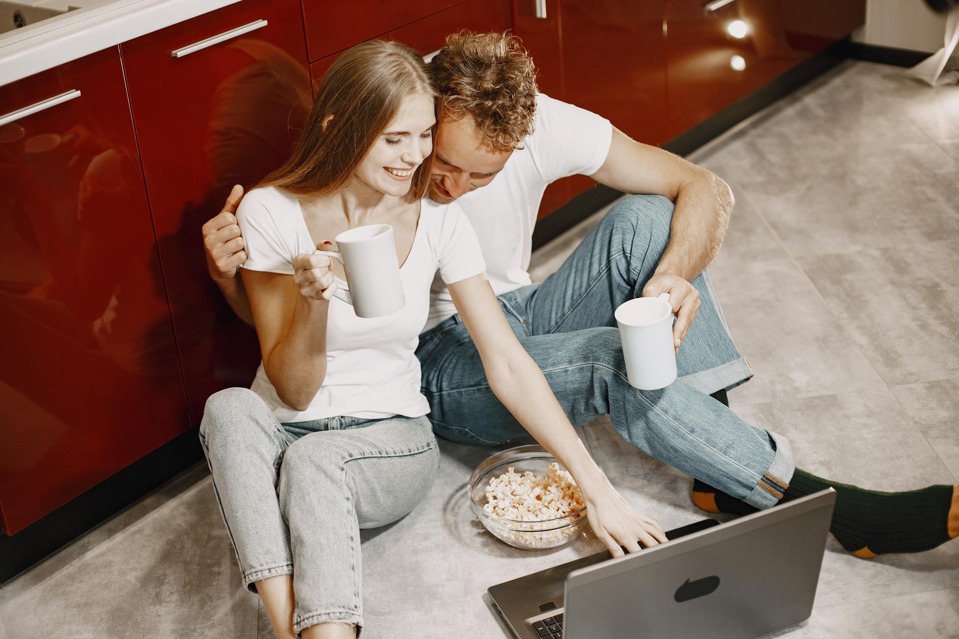Sélection de films Saint-Valentin 2026 : classiques, nouveautés et coups de cœur — couple regardant un film romantique à la maison