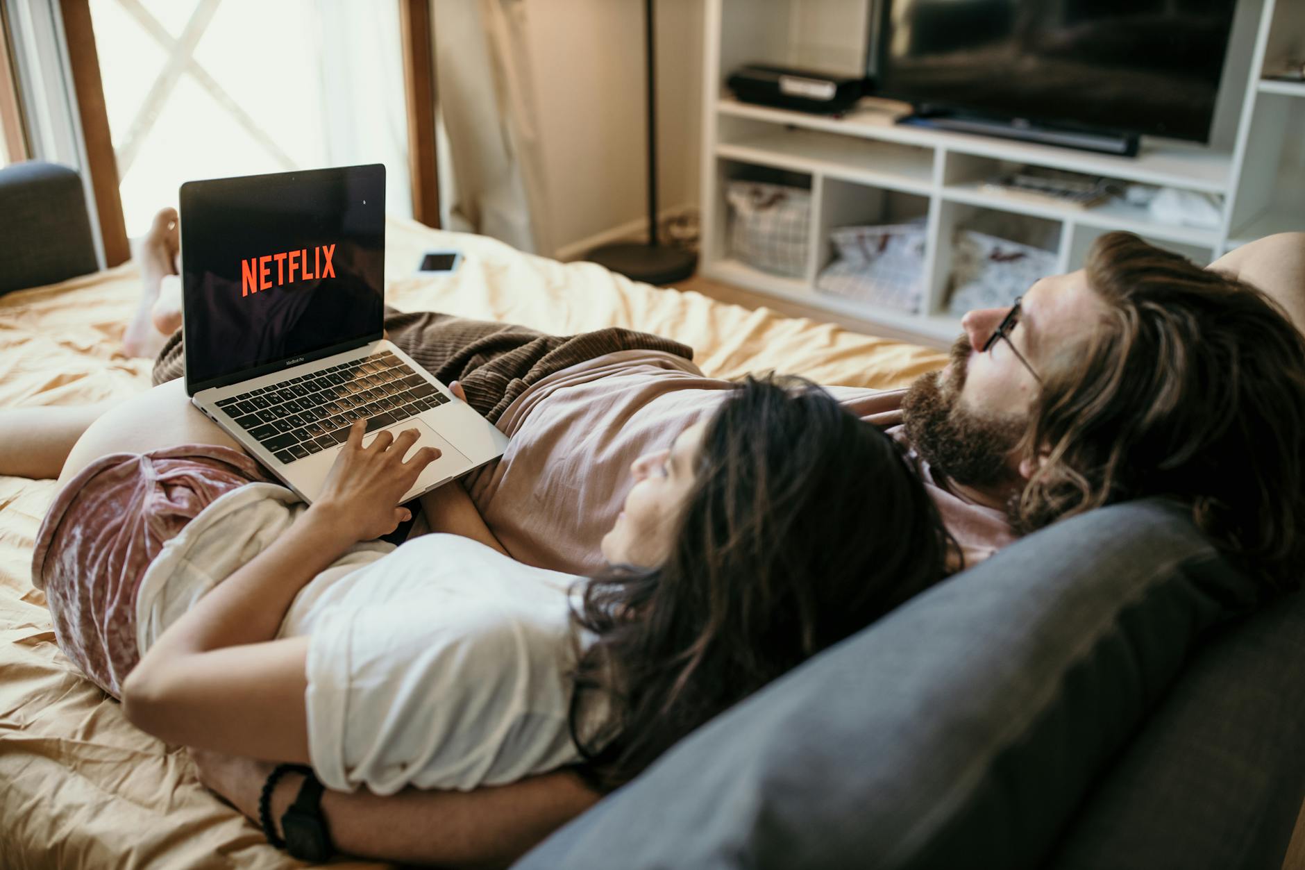 Films pour la Saint-Valentin sélection — couple regardant un film romantique à la maison