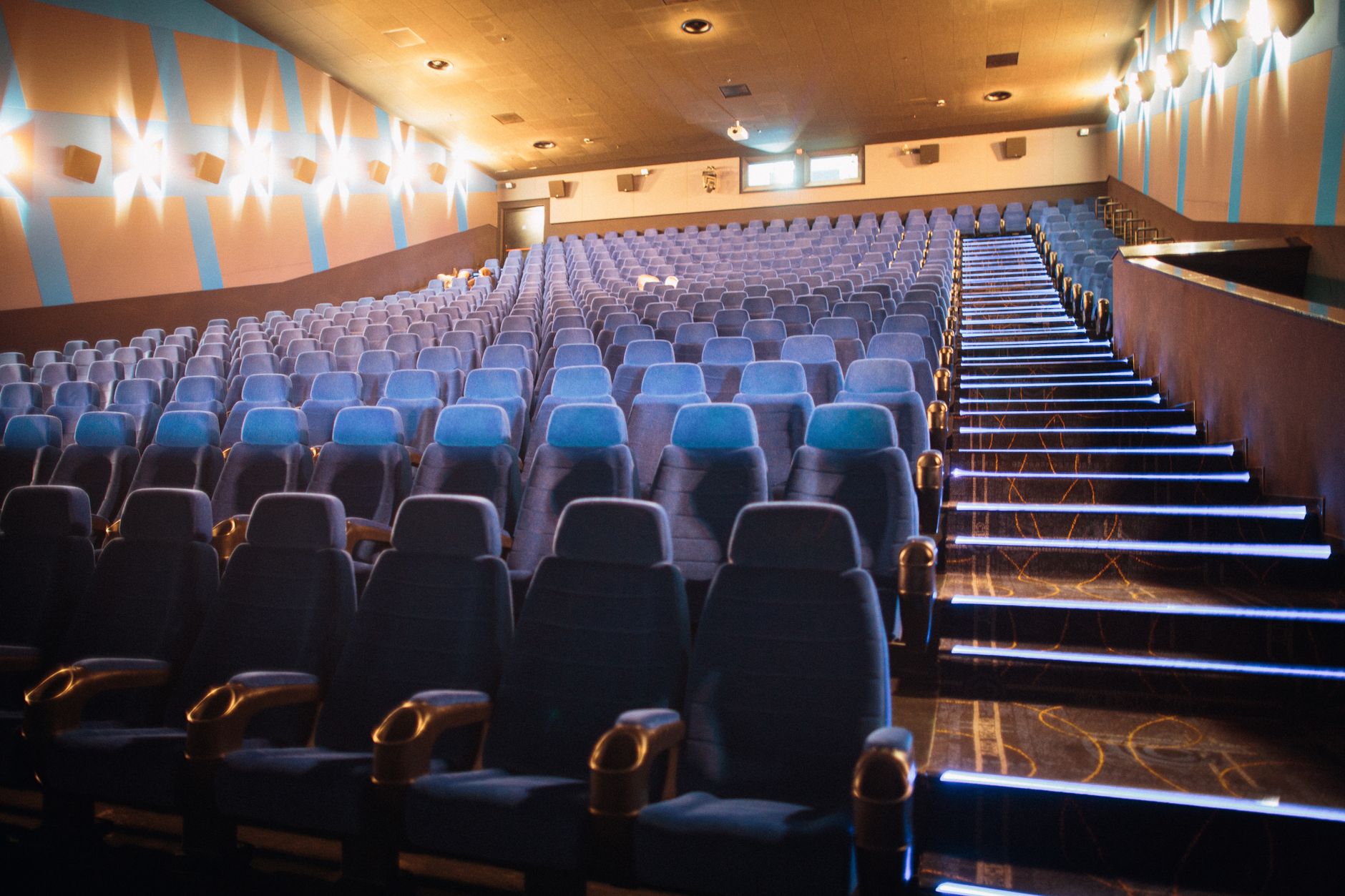 Programme cinéma des Studios de Landivisiau : vérifier les films à l’affiche — intérieur d'un cinéma avec sièges