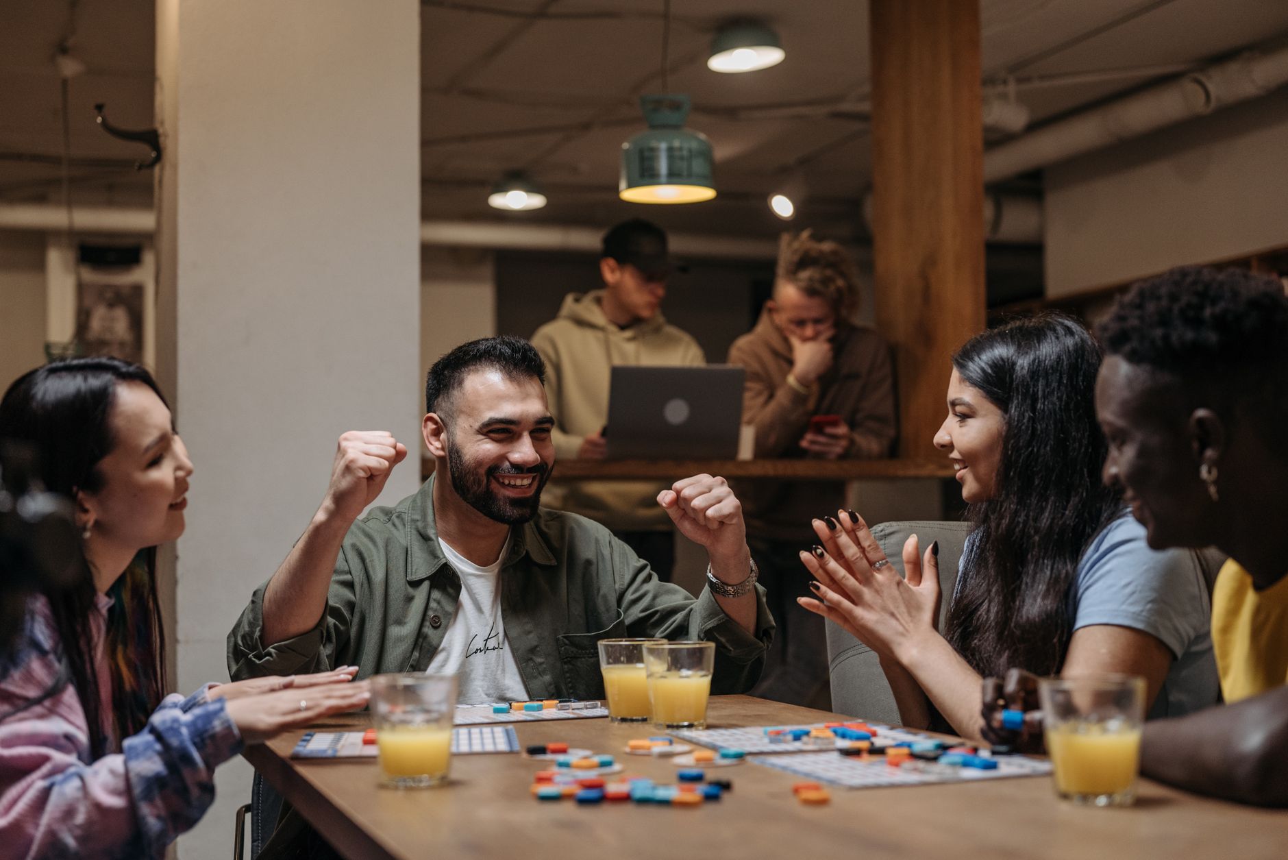 20 questions de culture générale — personnes jouant à un quiz