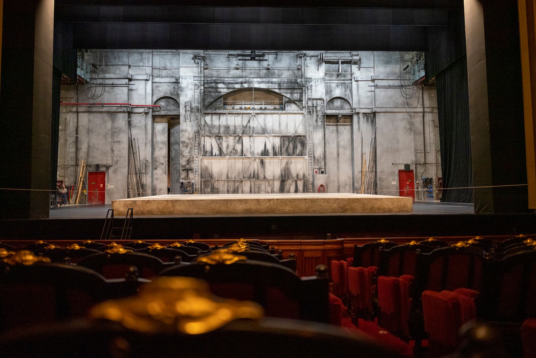 En bref : les repères pour préparer votre soirée — scène de théâtre à Paris
