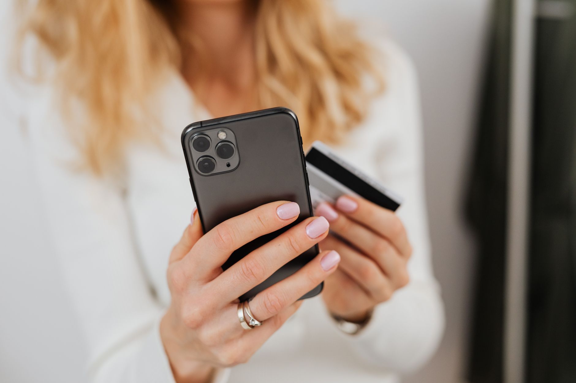 Utiliser le pass Culture en — personne utilisant une application mobile